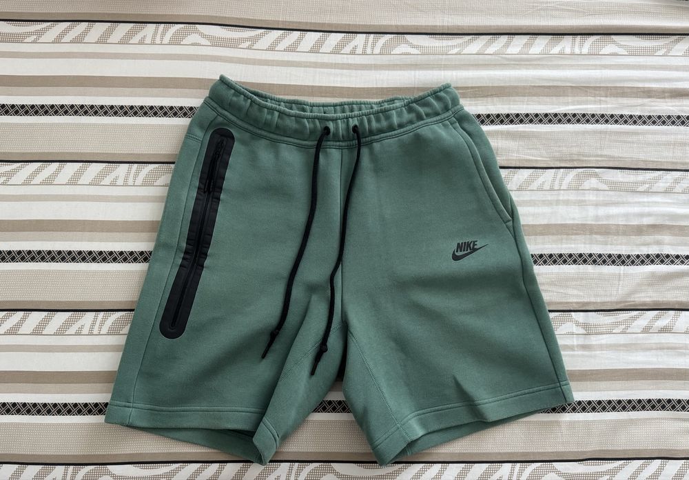 Pantaloni scurti Nike tech