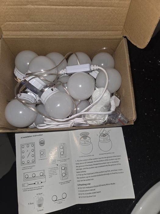 Iluminare masa de toaleta cu becuri tip glob