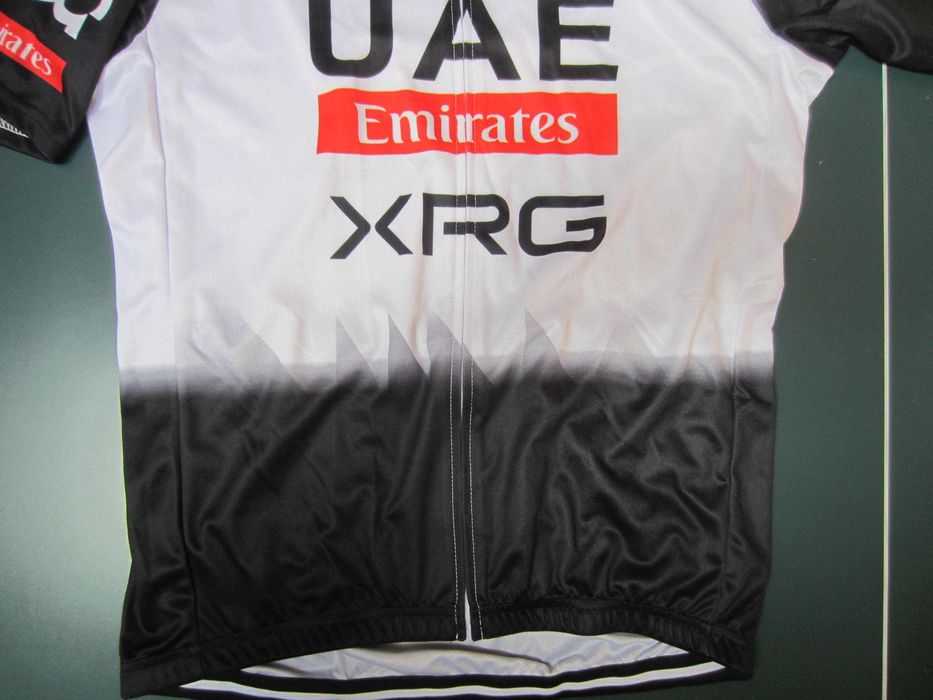 Tricou ciclism UAE  masura L ( pe eticheta scrie XL),  nou cu eticheta de carton
