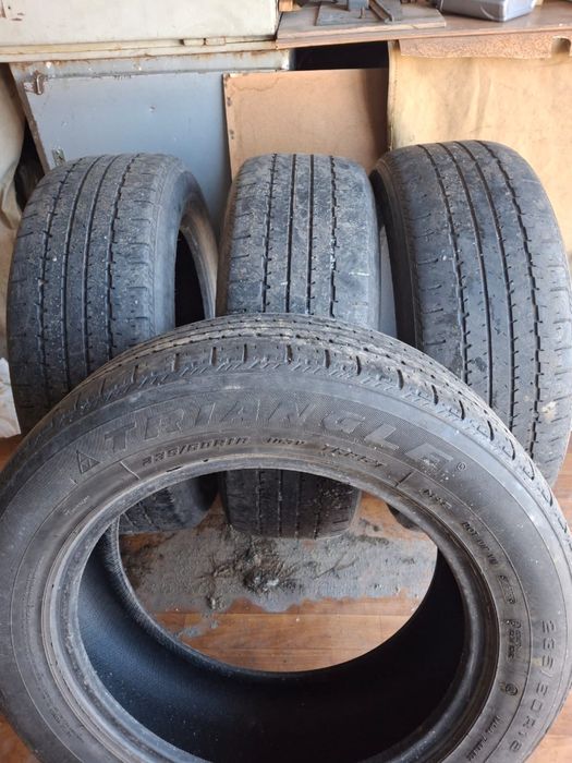 Продам б/у шины недорого. размер  235 /60/ 18