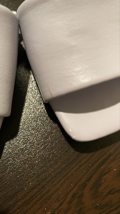 Лилави чехли на ток