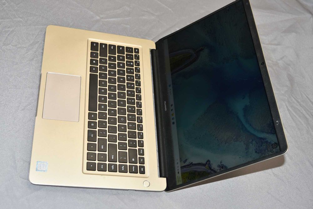 15.6 инча лаптоп Huawei I5 7200U 8 GB Nvidia SSD - батерия и зарядно