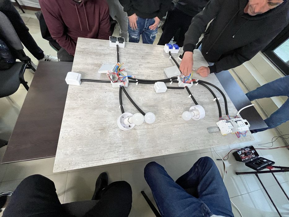 Electricieni autorizati  executam lucrari casnice si industriale