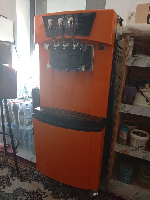 Мороженный аппарат  Jambo 220w  жұмыс істейді, жаңа