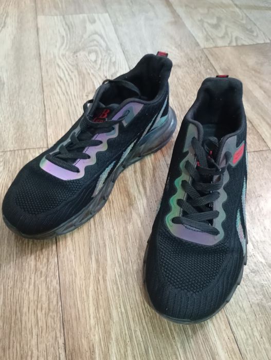 Продаются летние кроссовки