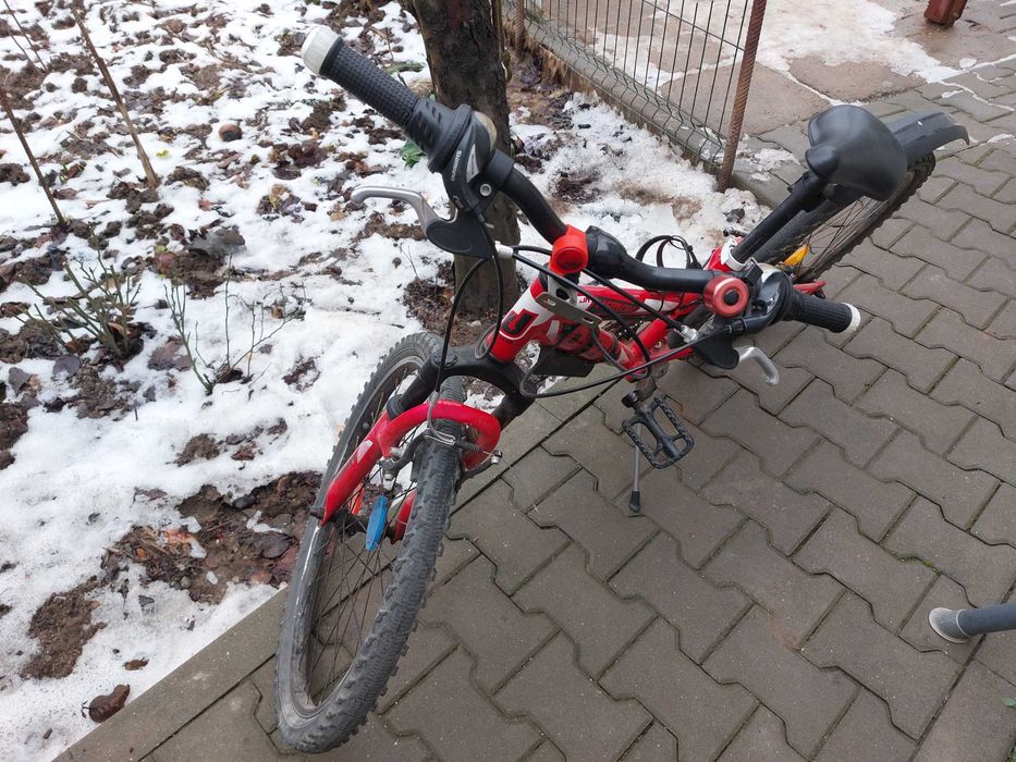 Bicicleta mountain bike de culoare roșie de vanzare