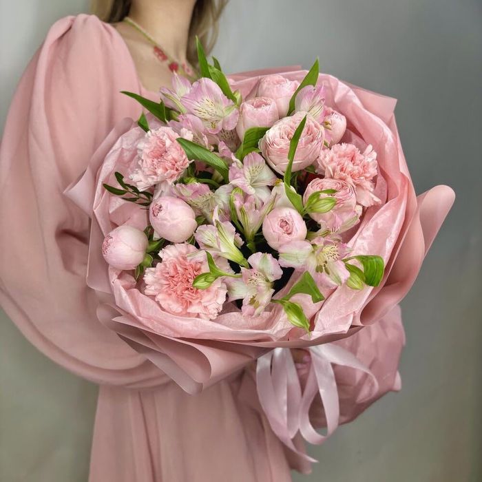 Букет из стойких цветов: гвоздика, альстромерия, пион. розы
