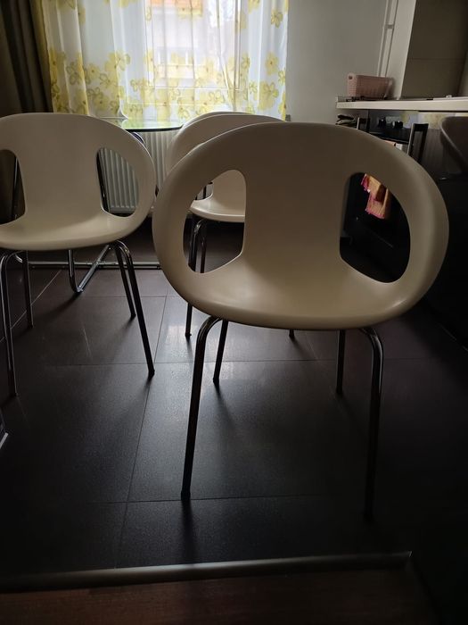 Vând scaune din pvc