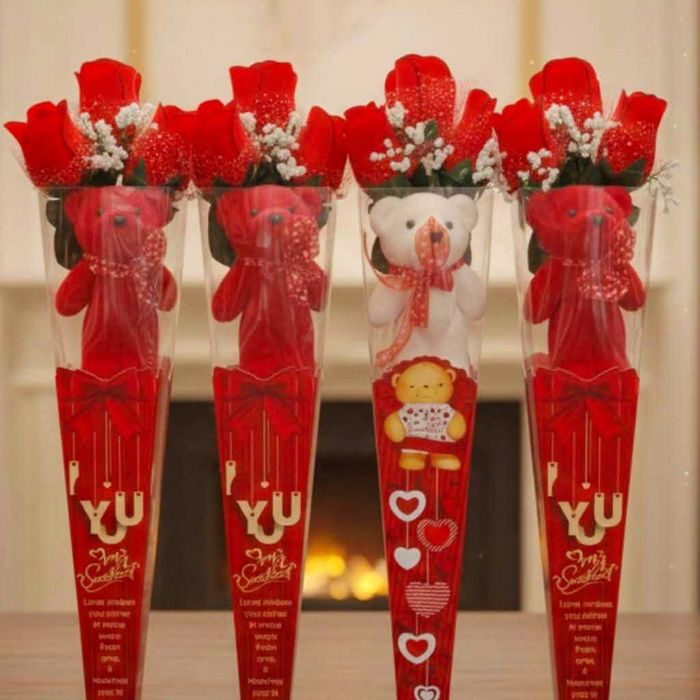 Плюшено мече - с рози в букет за подарък