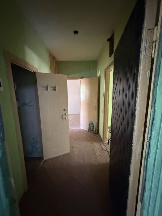 Навои шахар милий банк. Оркасидан 1 этаж 3 хоналик квартира сотилади