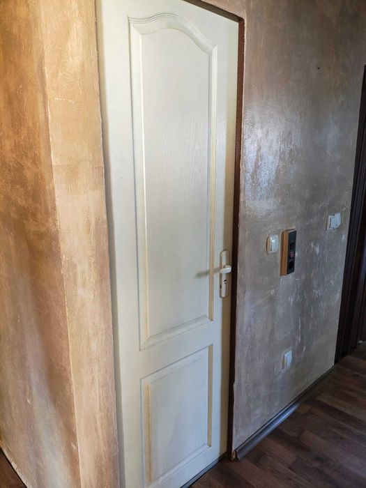 Продавам интериорна врата (крило) от панелен апартамент