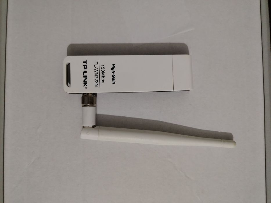 Adaptor wireless USB TP-Link TL-WN722N, un dispozitiv care oferă o viteză de transfer de 150 Mbps, interfață USB 2.0 și o antenă externă de 4dB