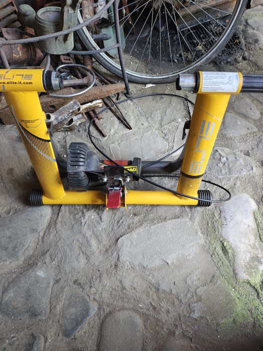 Dispozitiv pentru antrenament bicicleta