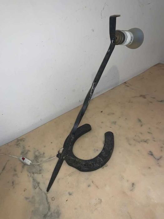 Veoza din fier forjat asezata pe potcoava de cal