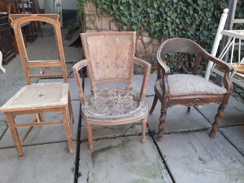 Продаются кресла и стол в национальном стиле.