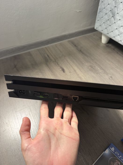 Ps4 pro 1 tb 2 джойстика и 8 игри