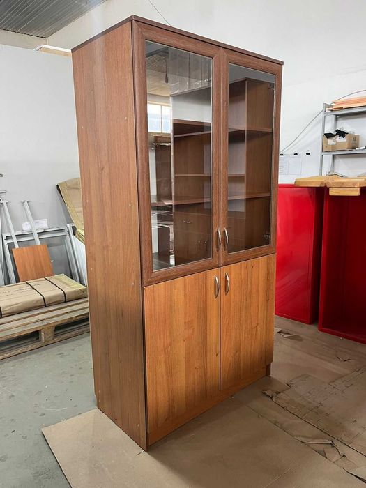 Шкаф для документов со стеклянными дверцами