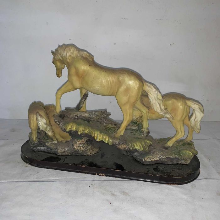 Decor caluti asezat pe suport de lemn