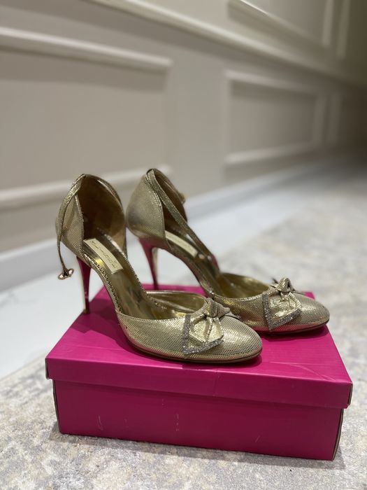 Золотые туфли на шпильке