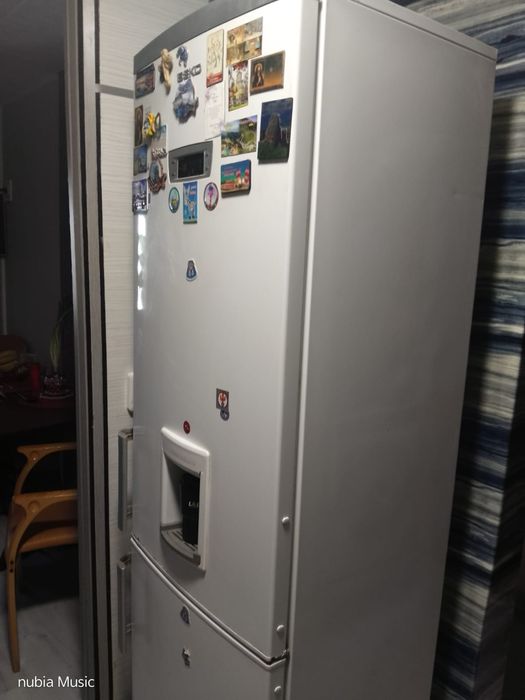 Vand frigider in stare bună este utilizat marca BEKO