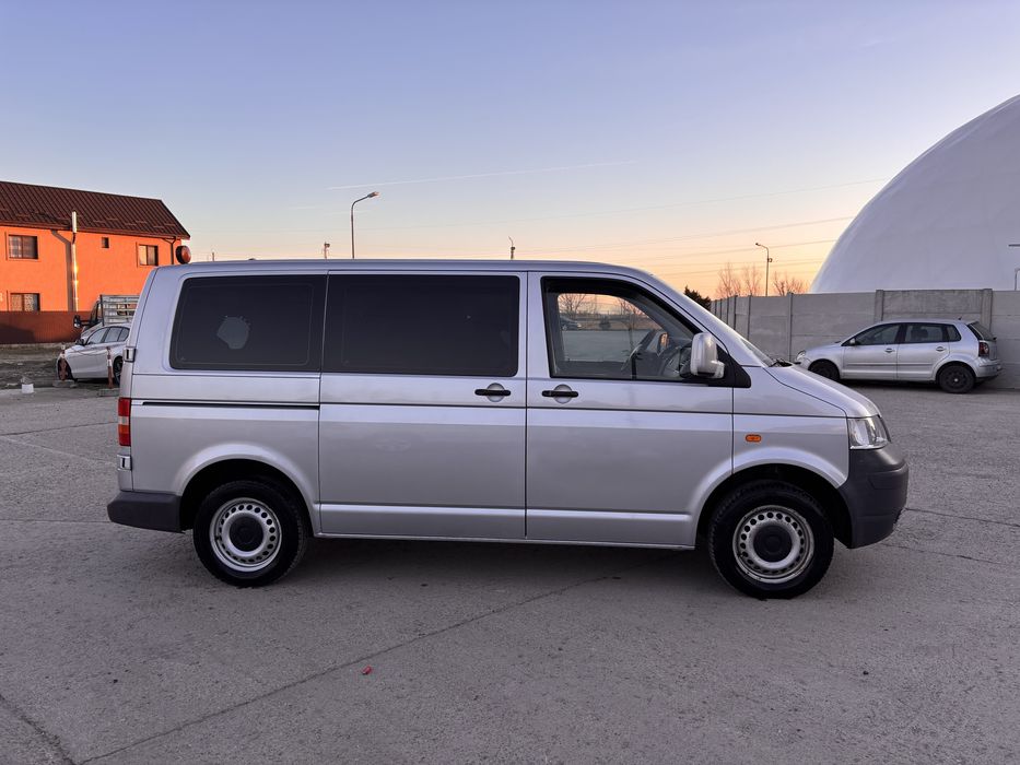 Vand vw transporter 1.9 TDI  8+1 locuri.