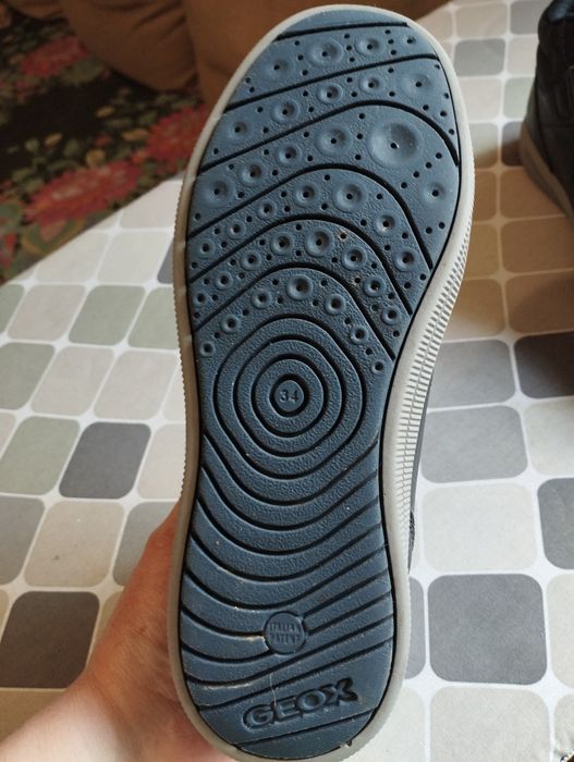 Высокие осенние кроссовки