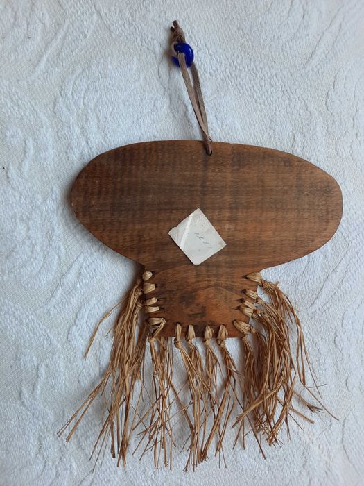 Ръчно изработена кукерска маска от орех за окачване