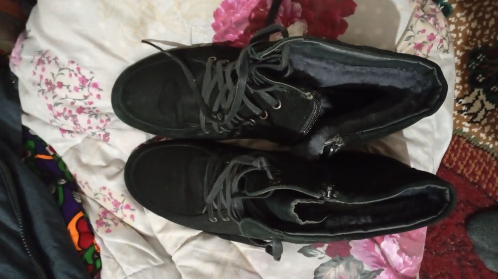 Ботинки продаются