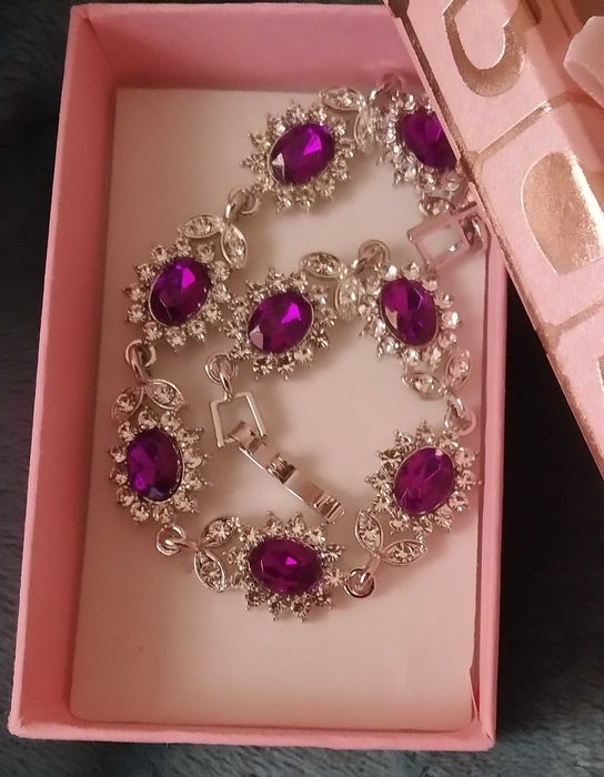 Масивна, сребърна гривна. В кутия за подарък.