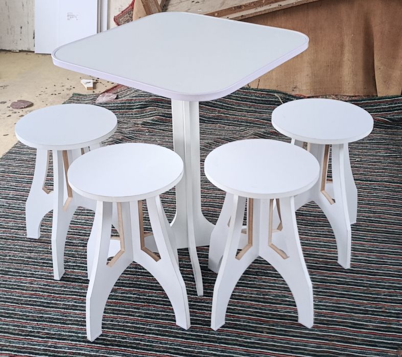 Столик и четыре стульчика