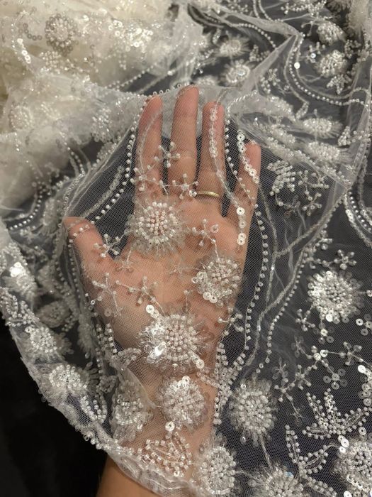 Бяла дантела, подходяща за сватбена рокля