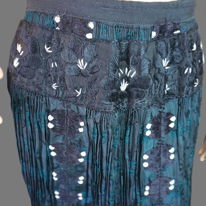 Zadie veche zona Cluj cu fusta de matase plisata, costum popular Cluj