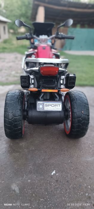 Bolalar uchun mototsikl kalitda o't oladi