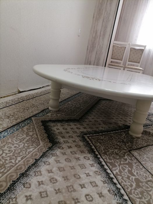 Продаются стол со стульями(6 стульев)