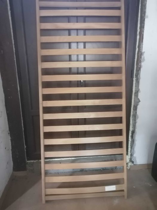 Дървени единични легла с нощни шкафчета