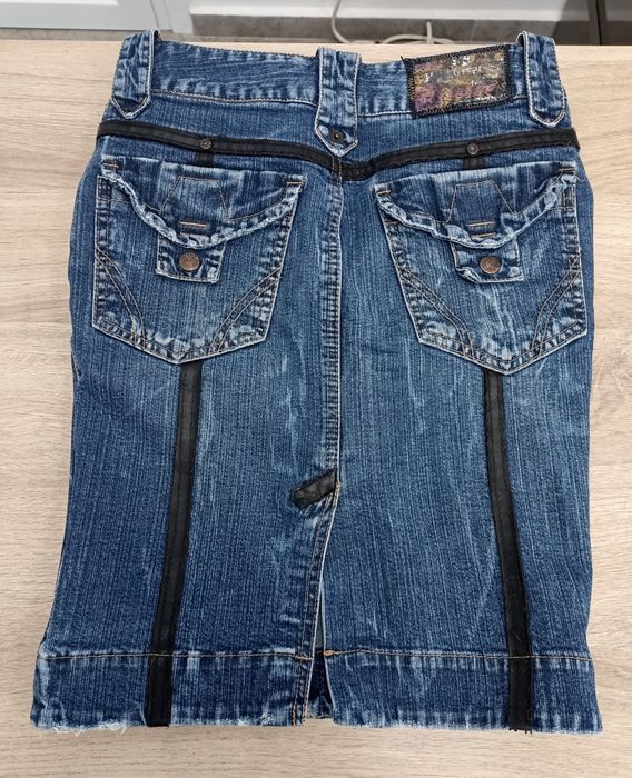 Дънкова пола с елементи от кожа