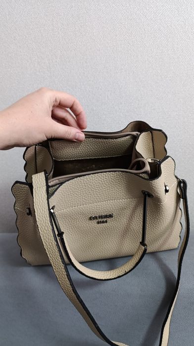 Кожаная сумка с косметикой