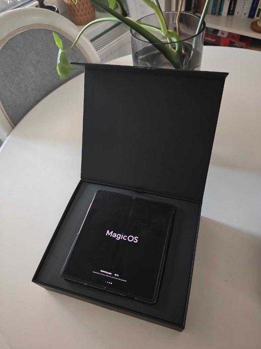 Vand Telefon: Honor Magic V3