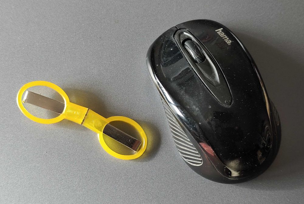 Сгъваема мини ножичка, практична и удобна за път.