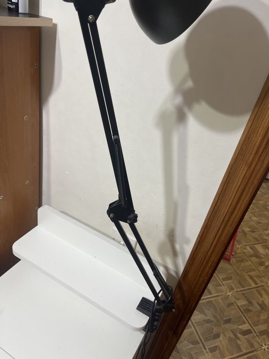 стол с лампой