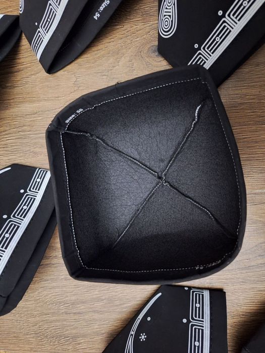 Узбекские национальные тюбитейки доппи с косичками и без киихча пояса.