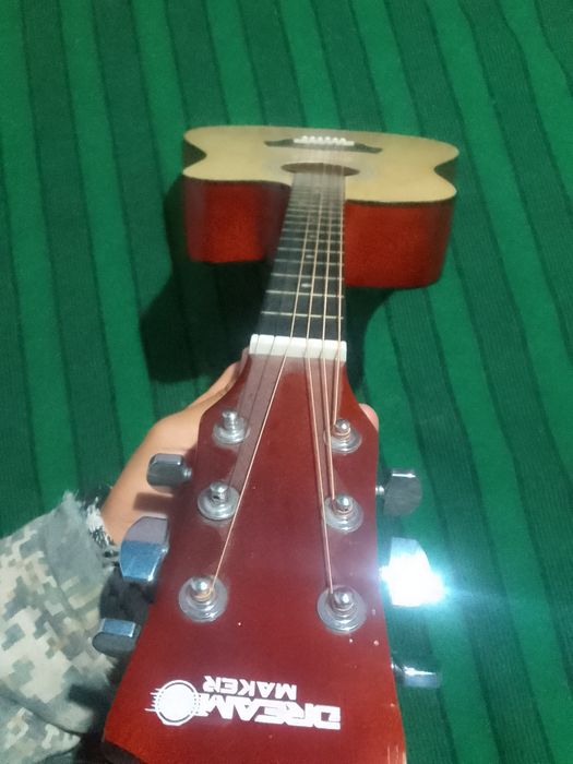 Gitara. Edeal holatda