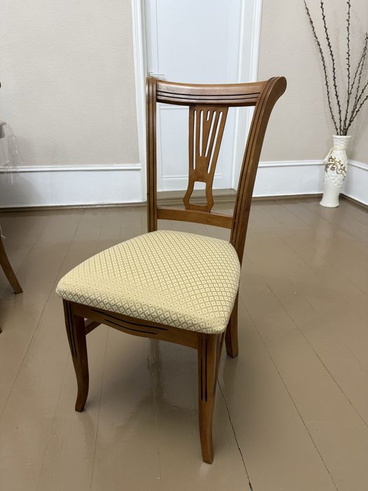 Обеденый стол и стулья