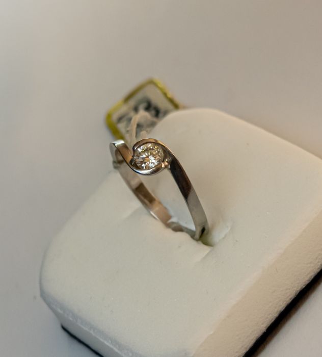 Продавам златен пръстен с диамант