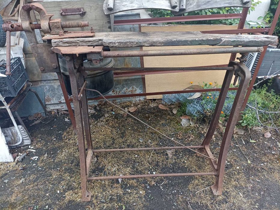 Менгеме с метална стойка