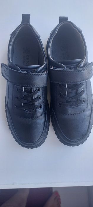 Продам школьную обувь