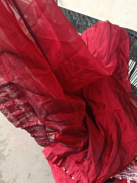 червена завеса от органза