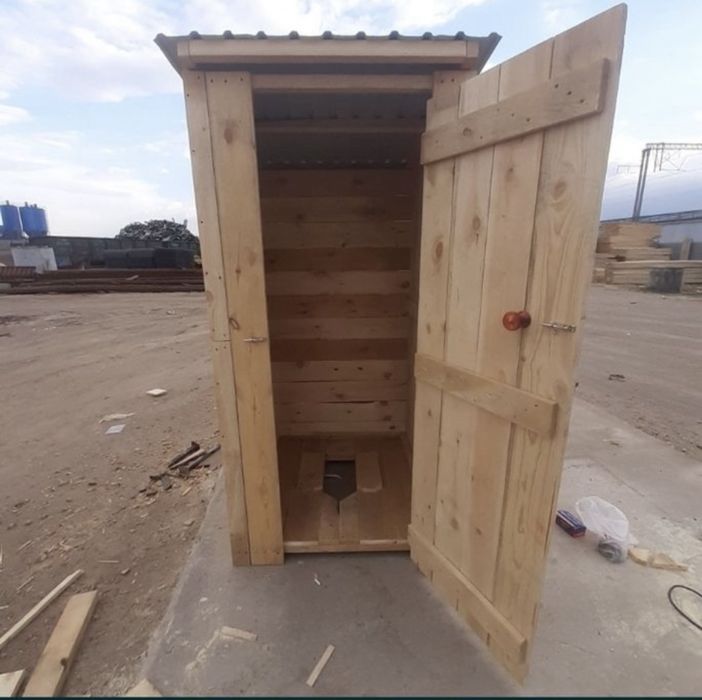 готовый деревянный туалет