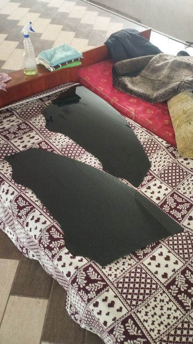 Продам 2 боковых стекла