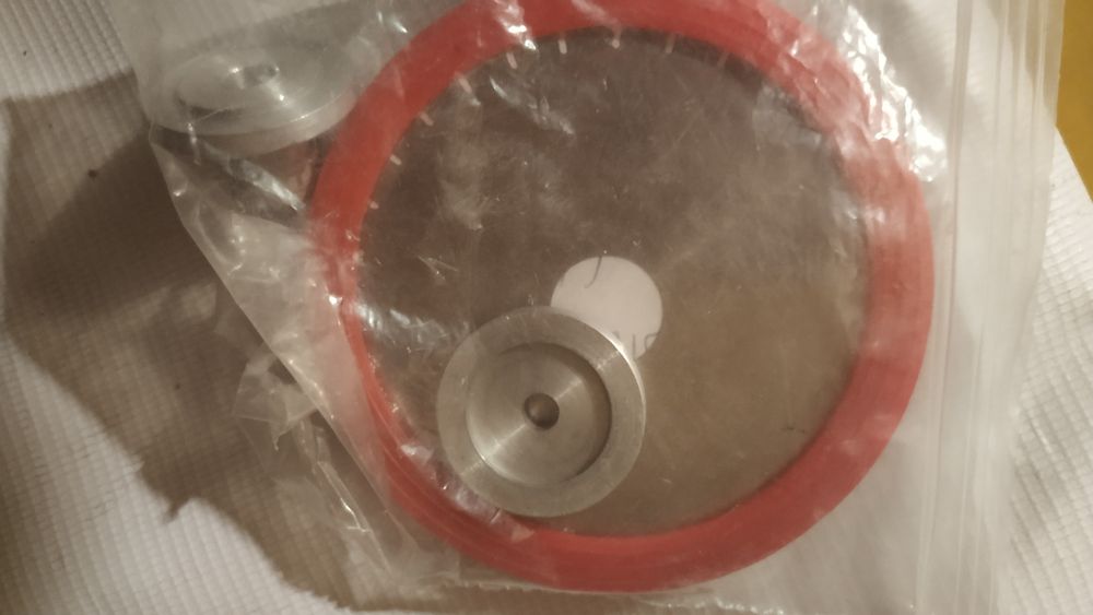 Зъботехнически апарат за рязане, сепариране гипсови пънчета и модели.